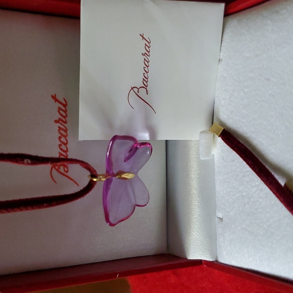 Baccarat butterfly and 18 K velvet cord.